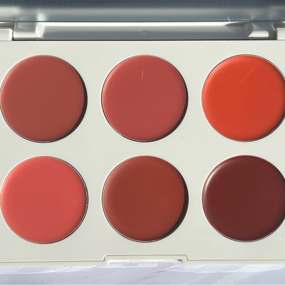 Iconic London Multi-Use Lip & Cheek Palette - Picture 3 of 4